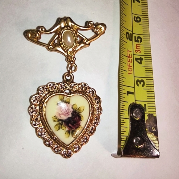 1928 Dangling Gold Floral Heart Brooch - Picture 4 of 9